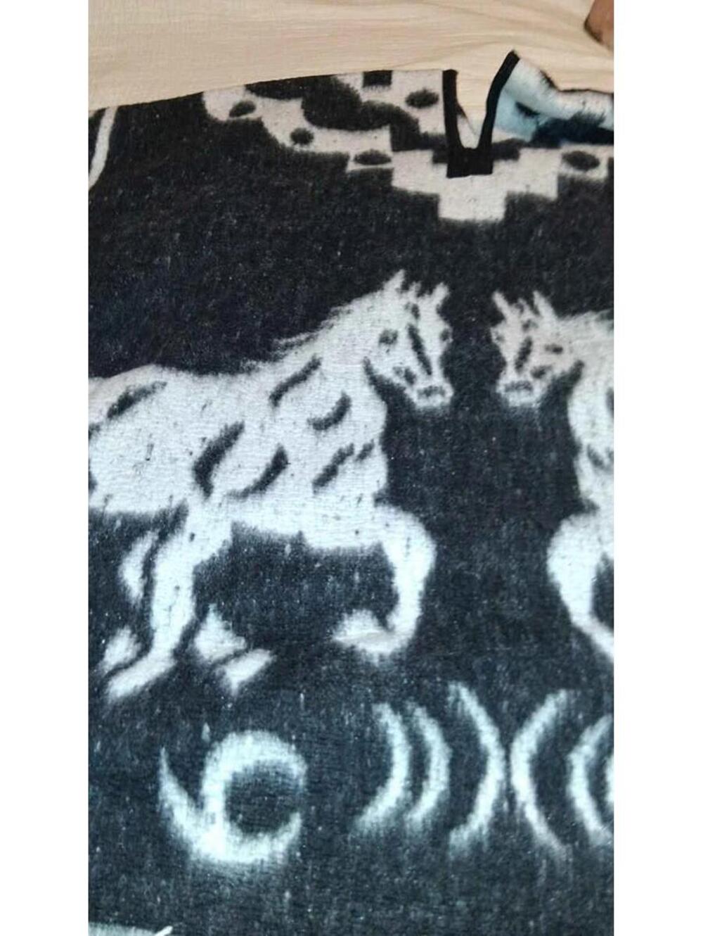 Artesanias Poncho Wool Fringe Reversible Horse Head Horses Design Thick
